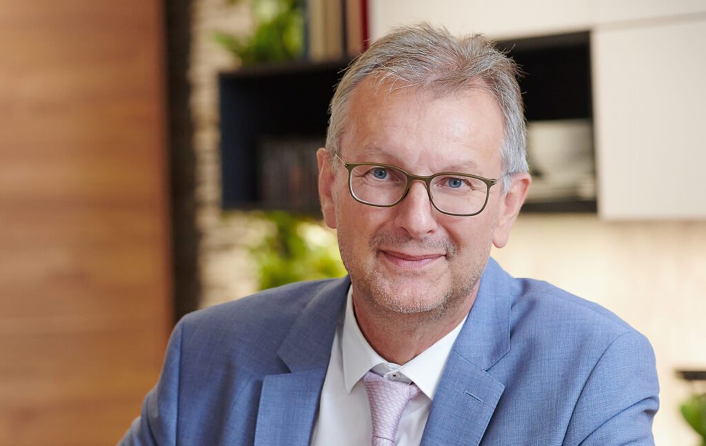 oesterreichische-medien-unterstuetzer-thomas-saliger-quer